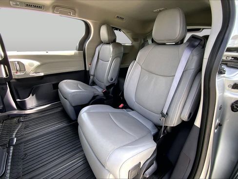 Used 2023 Toyota Sienna Limited FWD image 20