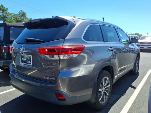 Used 2017 Toyota Highlander XLE w/ Carpet Mat Package AWD/4WD image 4