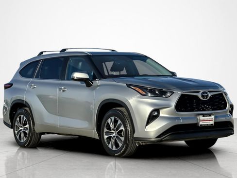 Certified 2024 Toyota Highlander XLE image 7