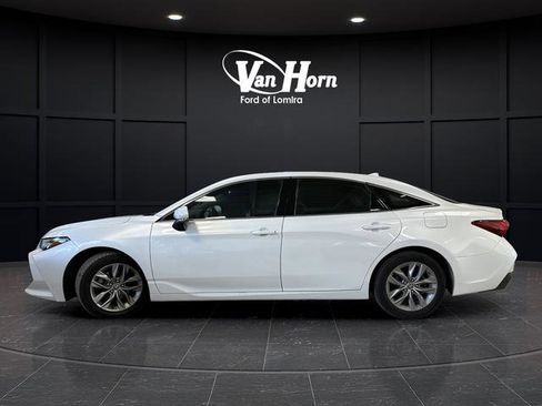 Used 2022 Toyota Avalon XLE image 11
