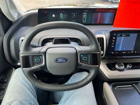 Used 2025 Ford Expedition Max Active AWD/4WD image 22