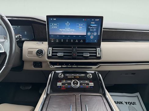 Used 2022 Lincoln Navigator Reserve image 17