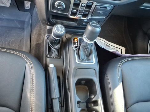 Used 2025 Jeep Gladiator Sport image 15