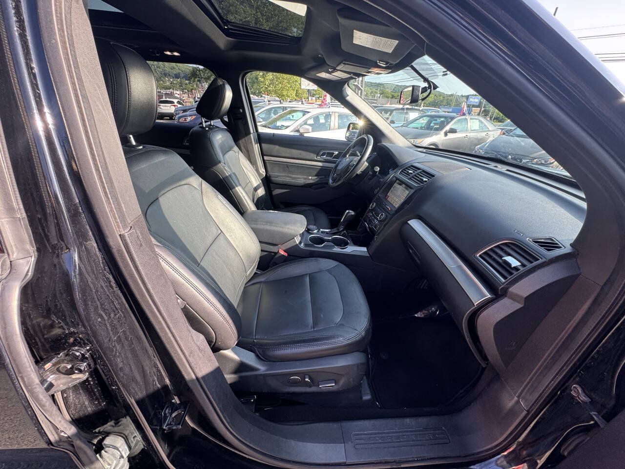 Used 2018 Ford Explorer XLT w/ Equipment Group 202A AWD/4WD image 31