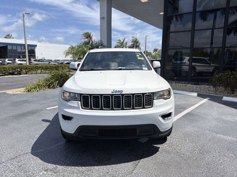 Used 2021 Jeep Grand Cherokee Laredo image 3