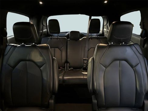 Used 2025 Chrysler Pacifica Select image 19
