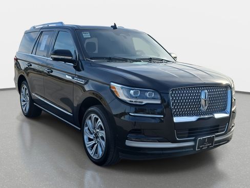 Used 2024 Lincoln Navigator Reserve image 3