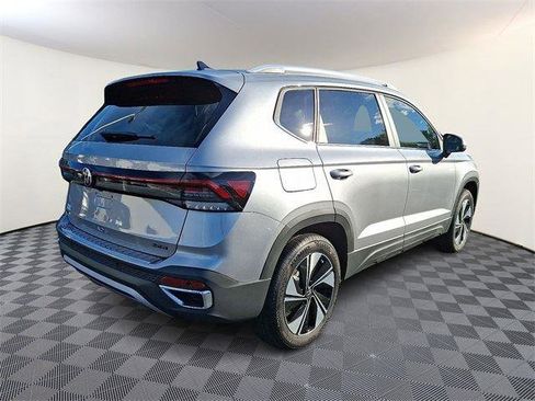 New 2025 Volkswagen Taos SE image 6