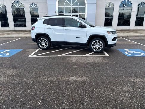 Used 2023 Jeep Compass Latitude image 2