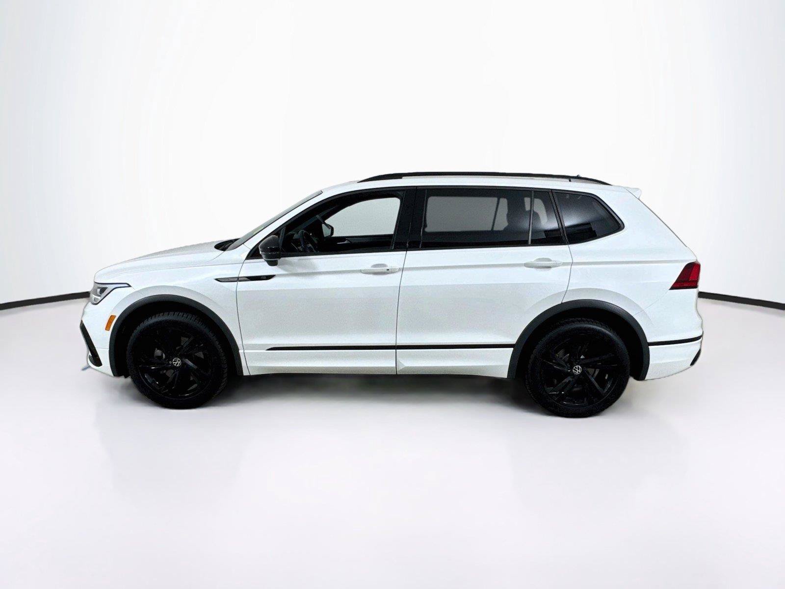 Used 2023 Volkswagen Tiguan SE R-Line FWD image 3