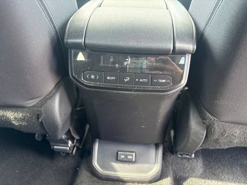 Used 2025 Toyota Highlander LE FWD image 9