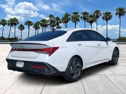 Used 2025 Hyundai Elantra Sport image 4