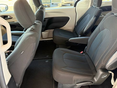 Used 2023 Chrysler Voyager LX image 17