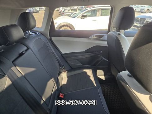 Used 2025 Volkswagen Taos SE FWD image 8
