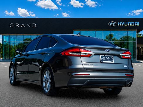 Used 2020 Ford Fusion SE FWD image 4
