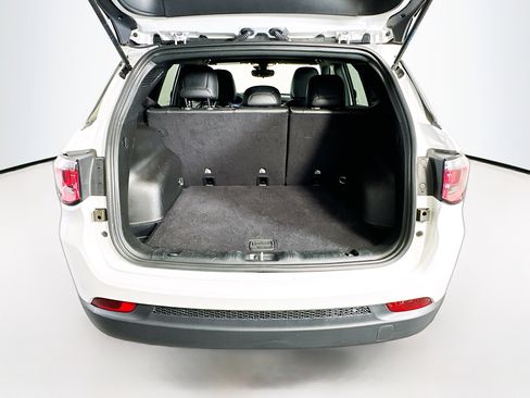 Used 2024 Jeep Compass Latitude image 28