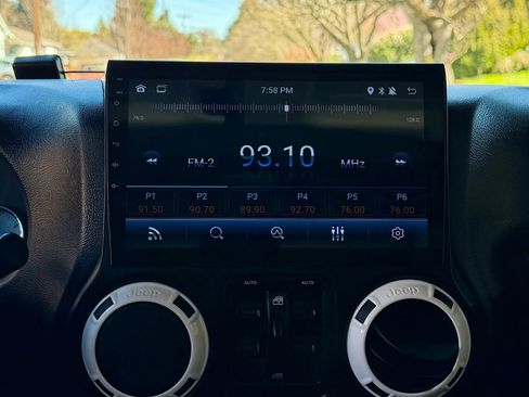 Used 2014 Jeep Wrangler Unlimited Sahara AWD/4WD image 16