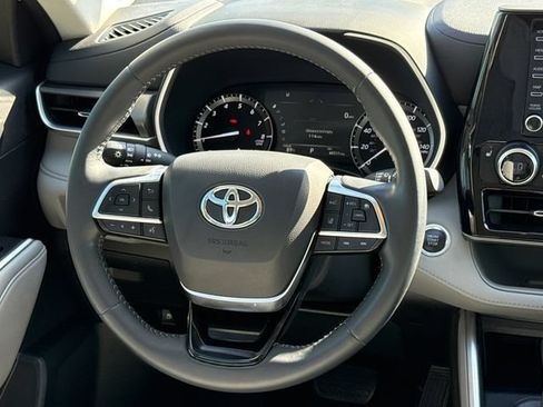Used 2021 Toyota Highlander XLE AWD/4WD image 14
