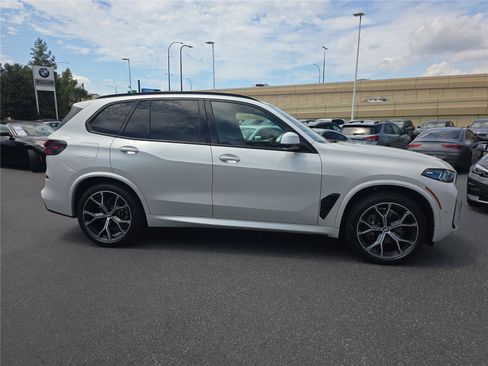 Used 2024 BMW X5 xDrive40i w/ M Sport Package AWD/4WD image 2