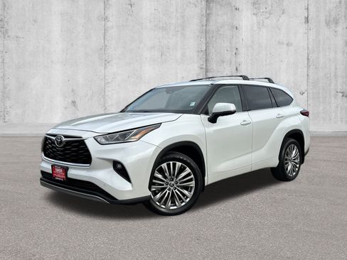 Used 2022 Toyota Highlander Platinum image 1