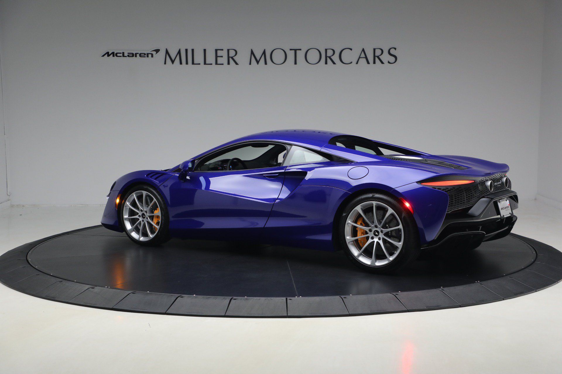 Used 2024 McLaren Artura RWD image 4