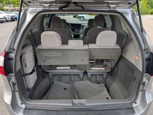 Used 2017 Toyota Sienna LE FWD image 12
