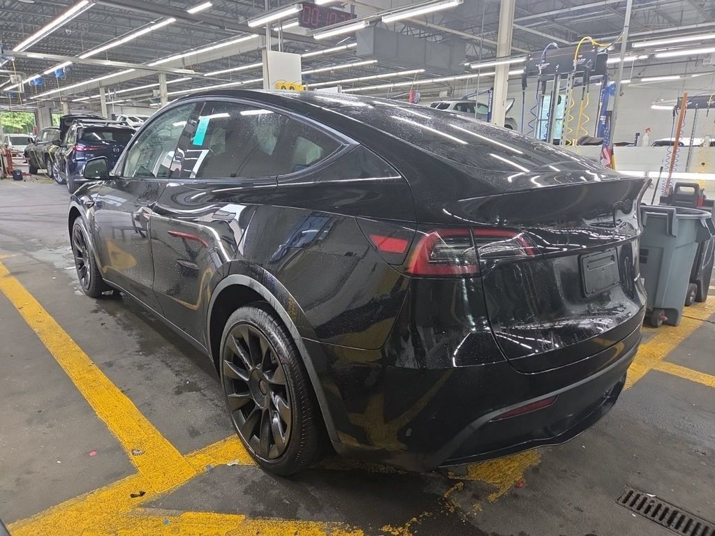 Used 2024 Tesla Model Y Long Range AWD/4WD image 4