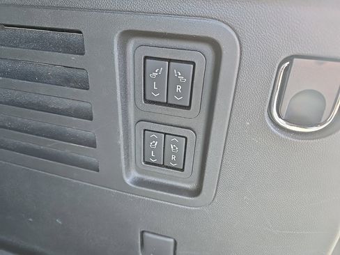 Used 2025 Chevrolet Traverse RS image 7