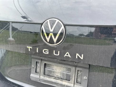 Used 2024 Volkswagen Tiguan SE w/ Panoramic Sunroof Package AWD/4WD image 17
