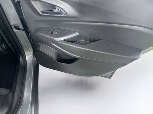 Used 2025 Chevrolet Trax LS image 28