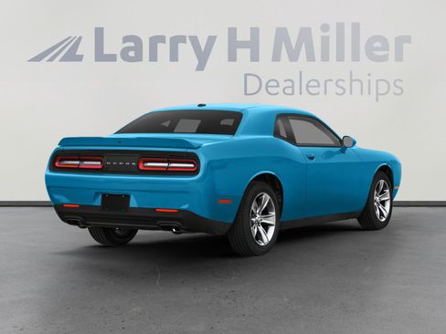Used 2019 Dodge Challenger SXT image 2