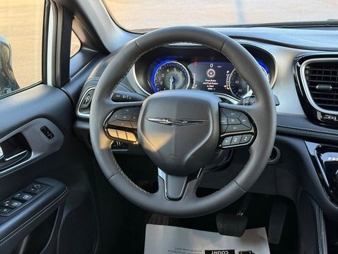 Used 2025 Chrysler Pacifica Limited image 15
