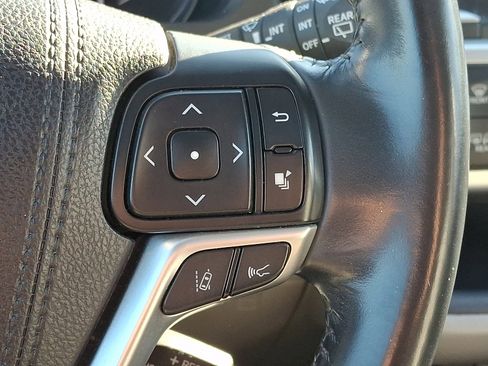 Used 2017 Toyota Highlander XLE image 23