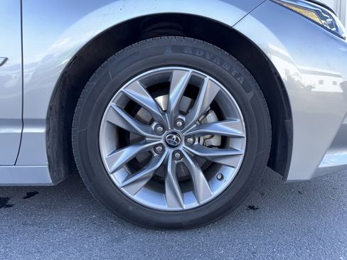 Used 2019 Toyota Avalon XLE image 3