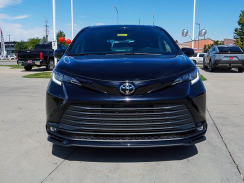 New 2026 Toyota Sienna XLE Woodland Edition AWD/4WD image 3
