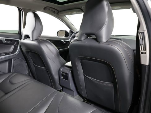 Used 2016 Volvo V60 T5 Cross Country Platinum image 19
