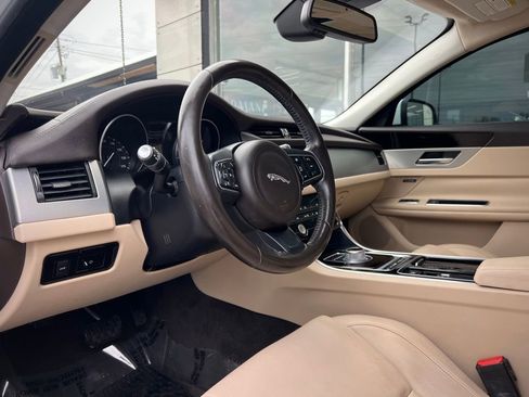 Used 2016 Jaguar XF Premium image 2