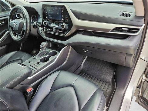 Used 2022 Toyota Highlander XLE FWD image 23