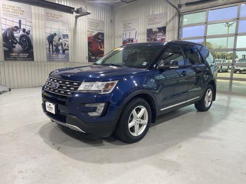 Used 2016 Ford Explorer XLT w/ Equipment Group 201A AWD/4WD image 4