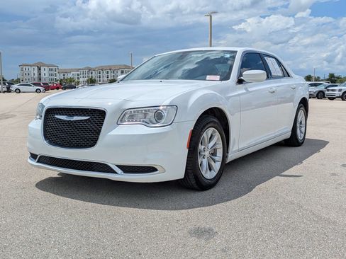 Used 2023 Chrysler 300 Touring RWD image 9