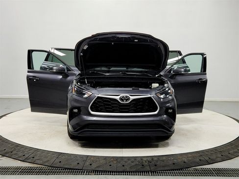 Used 2022 Toyota Highlander XLE image 10