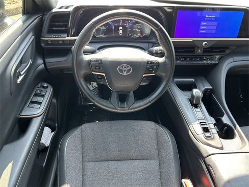 Used 2023 Toyota Crown Limited image 15