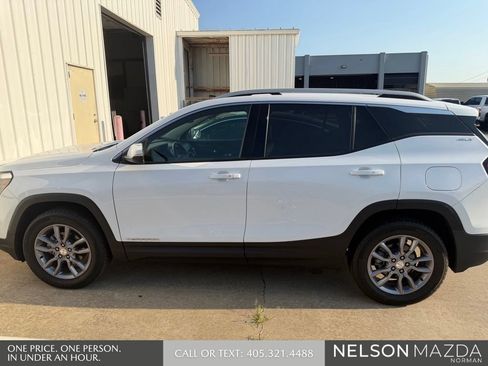Used 2024 GMC Terrain SLT AWD/4WD image 9