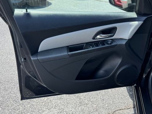 Used 2013 Chevrolet Cruze LS FWD image 13