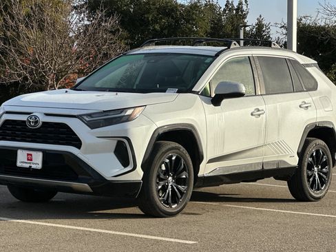 Used 2024 Toyota RAV4 SE image 8