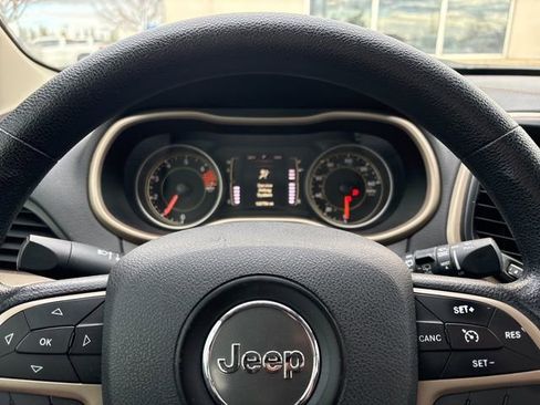 Used 2016 Jeep Cherokee Sport image 16
