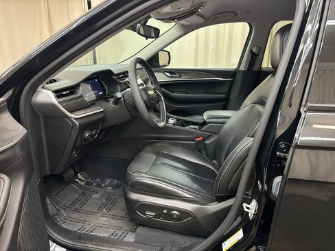 Used 2023 Jeep Grand Cherokee Limited w/ Black Appearance Package AWD/4WD image 13