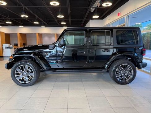 Used 2023 Jeep Wrangler Unlimited Sahara AWD/4WD image 7