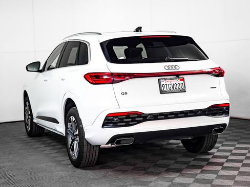 Certified 2025 Audi Q5 Premium w/ Convenience Package image 2