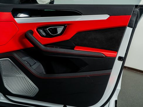 Used 2020 Lamborghini Urus image 48